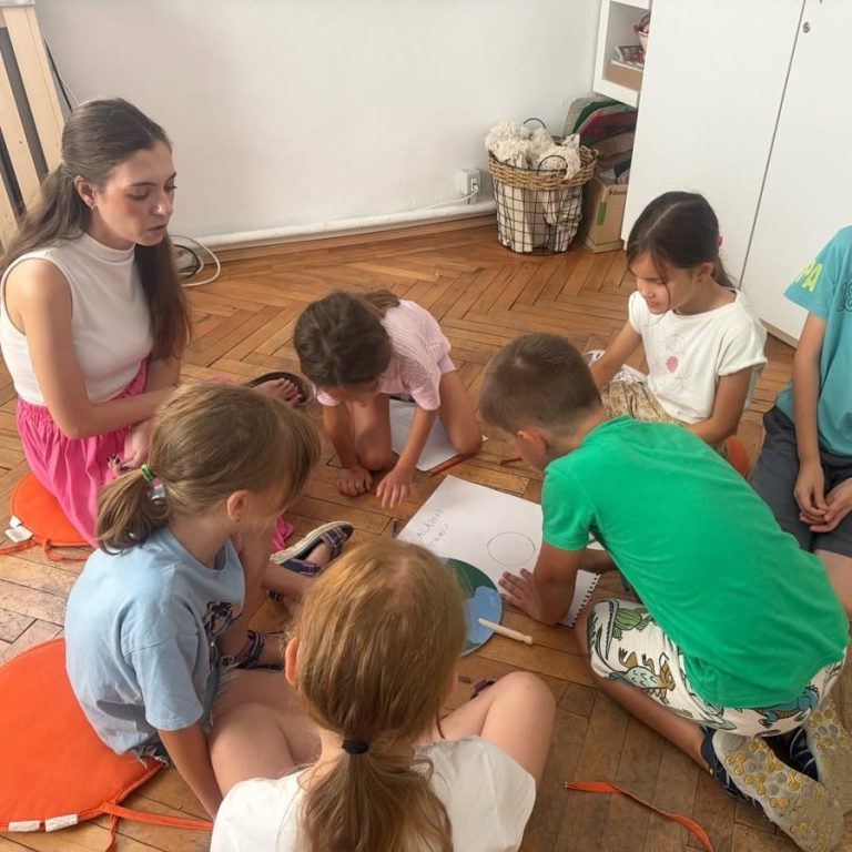 Activitate TinyGreens în grup, alături de educator