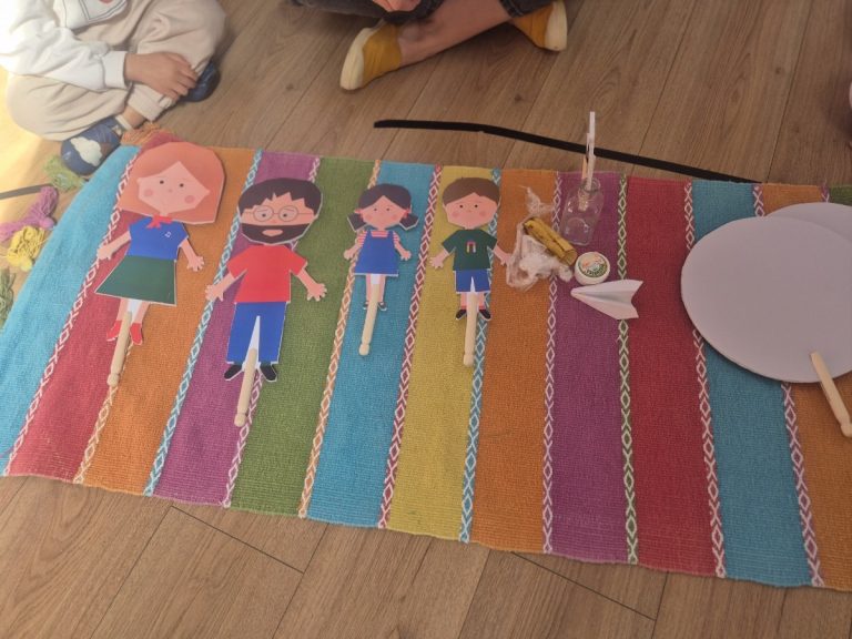 Personajele TinyGreens pregătite pentru o activitate de povestire