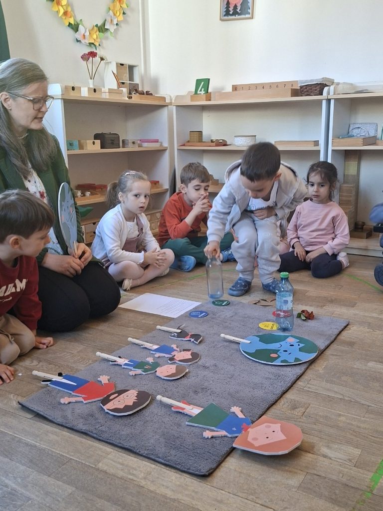 Copiii descoperă personajele TinyGreens în cerc