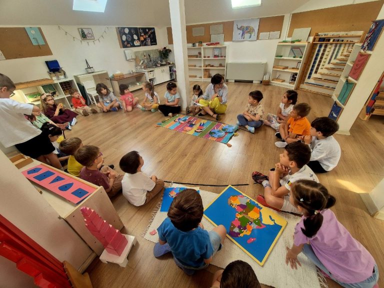 Atelier TinyGreens cu copiii așezați în cerc