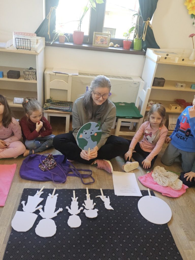 Copii și educator la o activitate TinyGreens