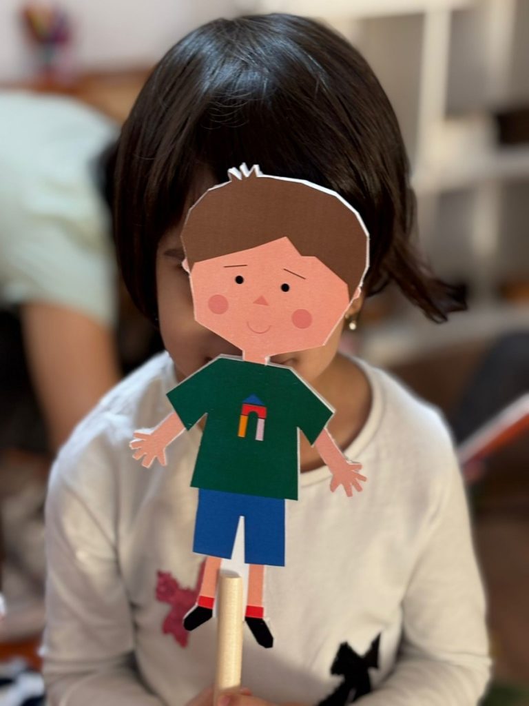 Copil cu personajul Alex din poveștile TinyGreens