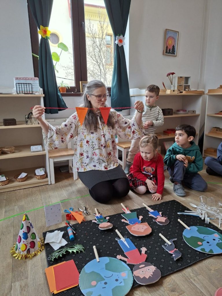 Educator și copii alături de materialele TinyGreens